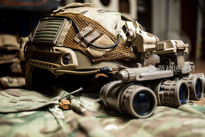 战术快速头盔与美国国旗，夜视镜和多摄像头背景