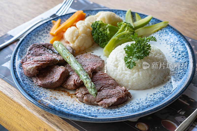 烧烤烤牛排，米饭和蔬菜盘