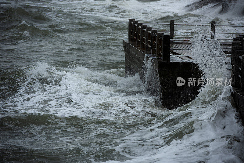 波浪拍打着堤岸