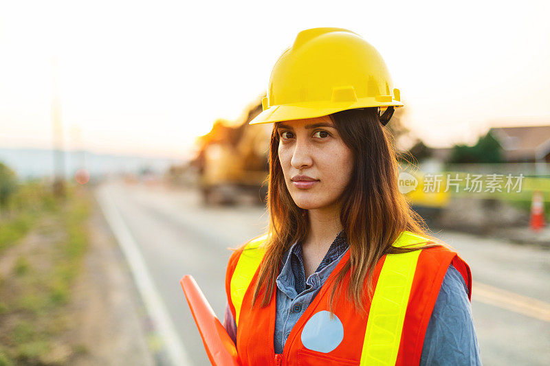 权威肖像西班牙工人设置障碍和指挥交通街道道路和高速公路建设照片系列