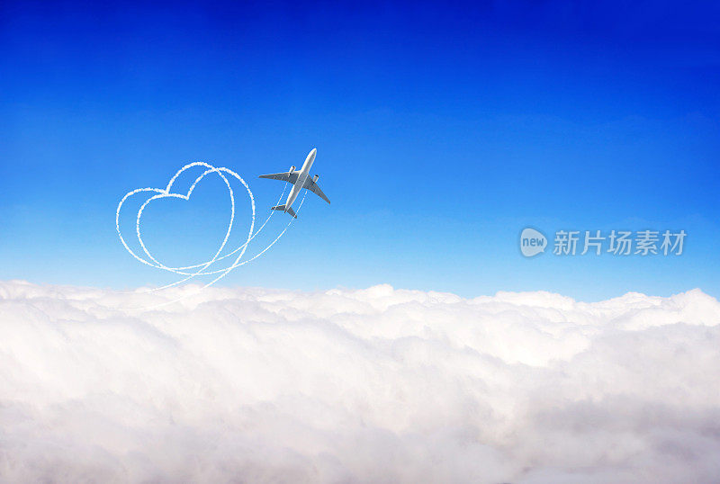 飞机在空中画出一颗心。飞机在蓝天背景下飞过云层