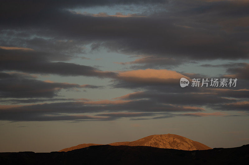 塔特拉山的秋天。日落天空下岩石山峰的宁静景色