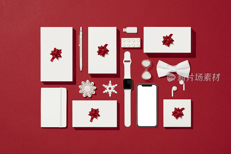 智能手机模型，圣诞节概念模板红色背景与白色礼品盒