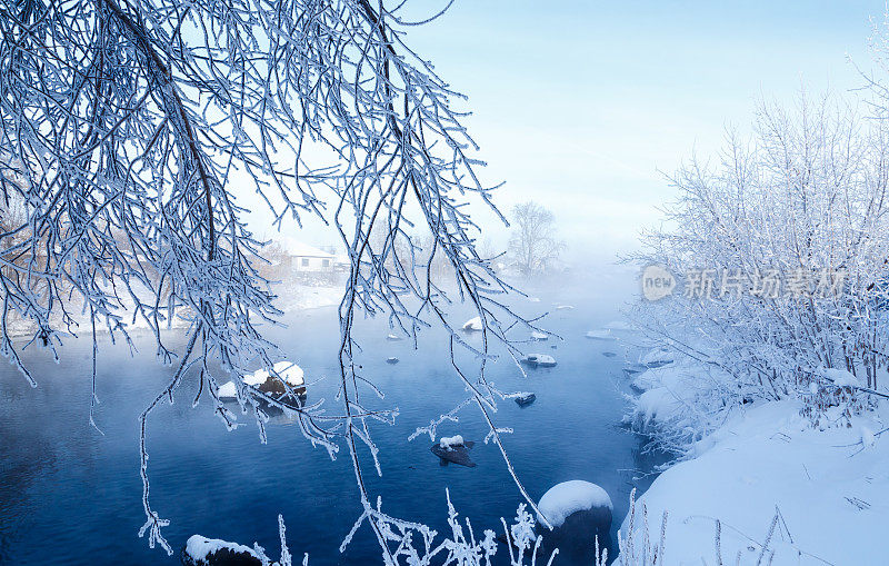 圣诞节的花边。北方的冬天平静的河流与树的倒影，覆盖着霜和雪，落在美丽的粉红色晨光花边。粉红色的俄罗斯冬季景观与河流