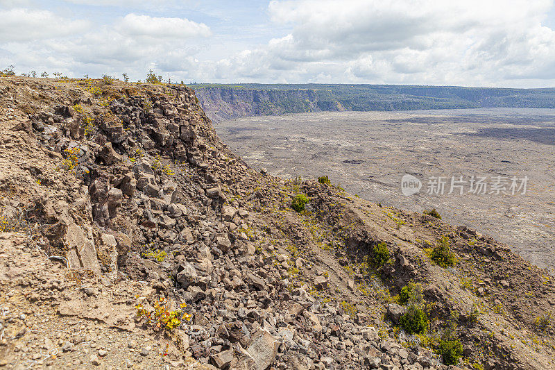 基拉韦厄火山口喷出烟雾。