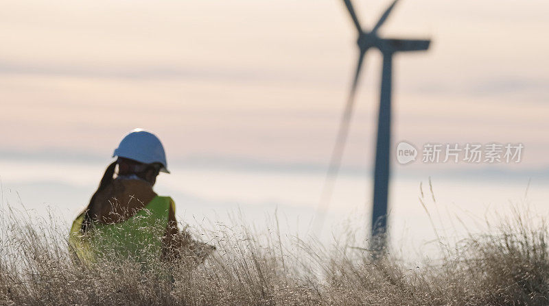 女性风能工程师，在风电场工作。可再生能源系统。碳中和和可持续能源。
