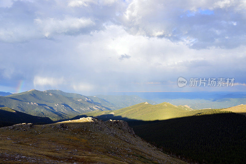 美国科罗拉多州落基山脉前山脉的阳光和雨水