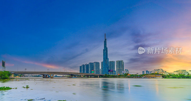 地标81的日落景象——这是一座超高的摩天大楼和西贡桥，西贡河沿岸的开发建筑灯光柔和下来