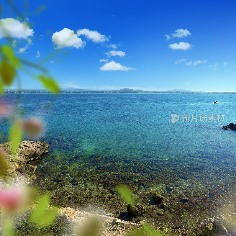 美丽的绿松石色岩石海景，清澈透明的水