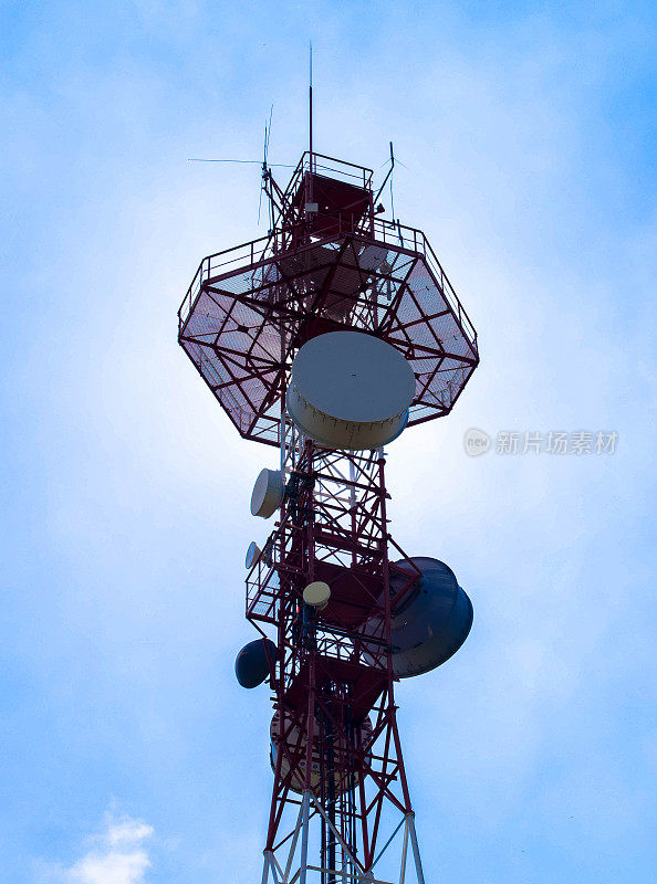 德国，一个拥有许多GSM和互联网天线的大型通信塔