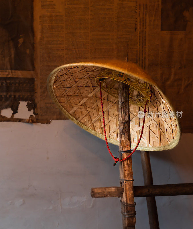 竹帽子。传统的中国帽子，由竹子编织而成。