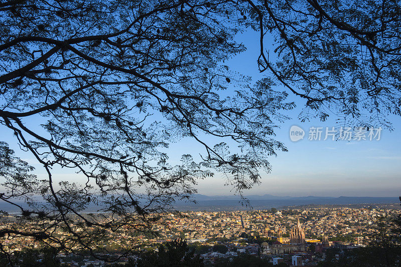 墨西哥圣米格尔德阿连德日出时的全景