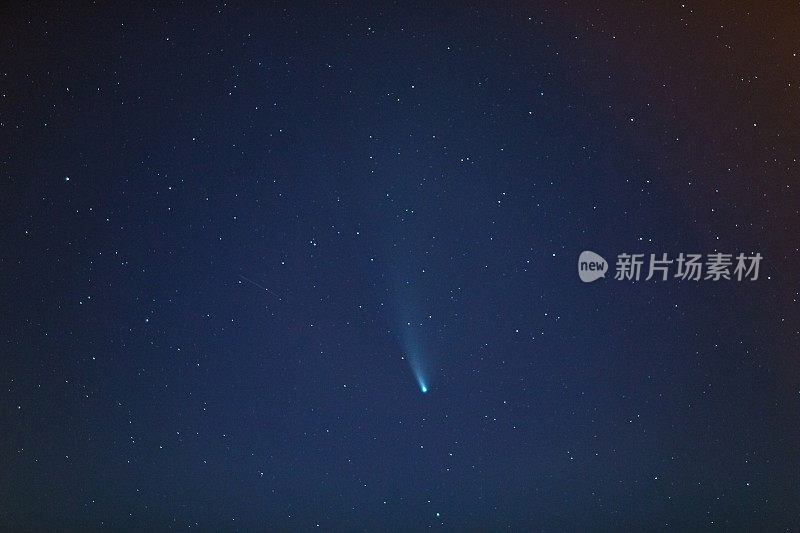 夜空中的彗星。夏天的星空。天上的星星。美丽的夜晚景观。长时间的曝光。观念摄影。