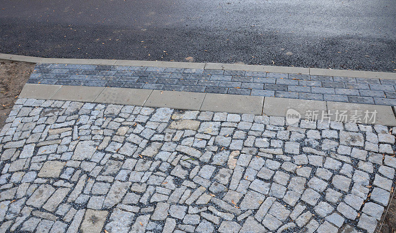 为盲人设计的突出的混凝土块将公园道路和人行道与沥青道路连接起来。他们知道人行道的尽头是多少英尺。排水瓦可以吸收雨水