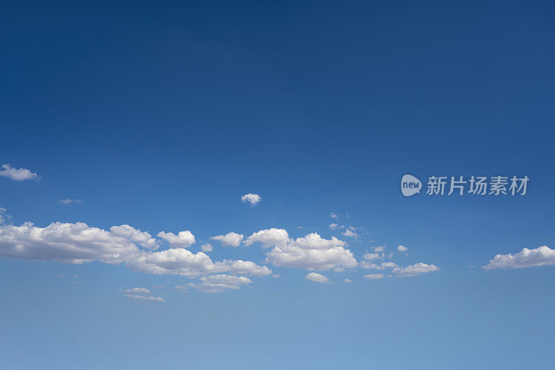 蓝色的夏天天空与白云完美的天空背景