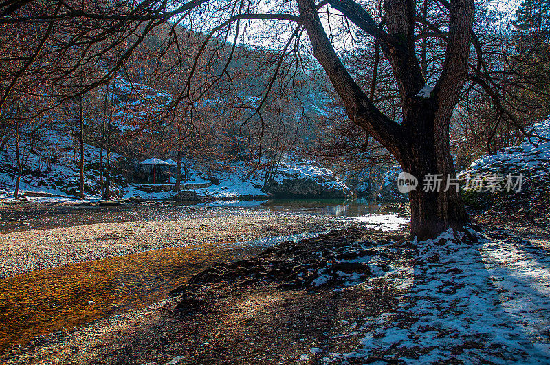 冬季山地景观，河流积雪和树木，最喜欢野餐的地方