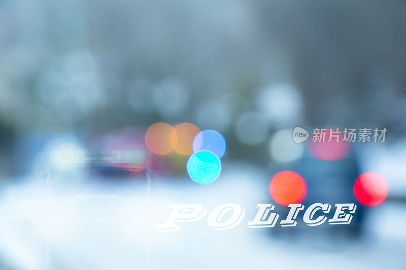 夜间街道上的警察犯罪现场