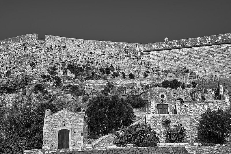 在克里特岛的Rethymno市，东正教教堂和威尼斯堡垒的石头防御工事