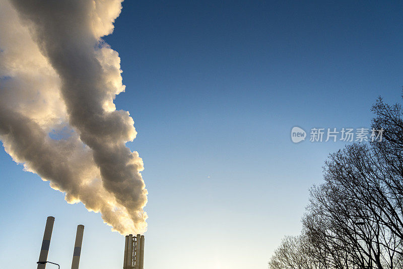 日出时的空气污染。