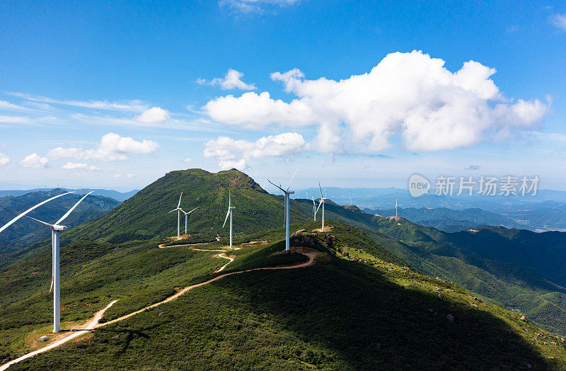 山上的风力发电场景