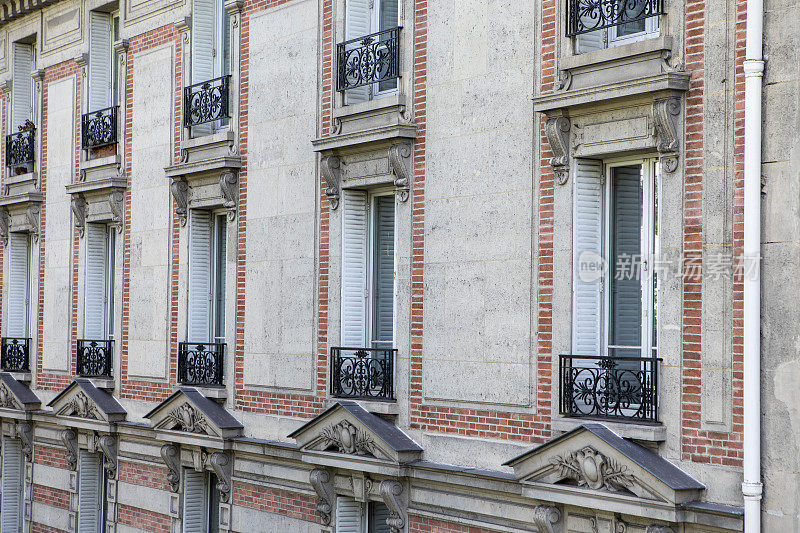 法国城市公寓大楼窗户的特写