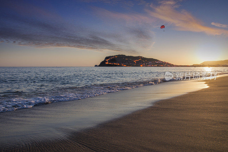 黄昏时分阿兰亚半岛的全景。Alanya、土耳其