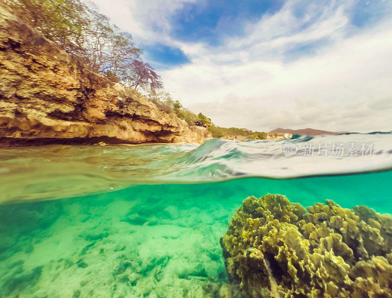 水下珊瑚和峭壁之上，风景优美Curaçao