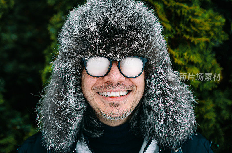 在寒冷的冬天戴着雾蒙蒙的眼镜的男人。眼镜的概念