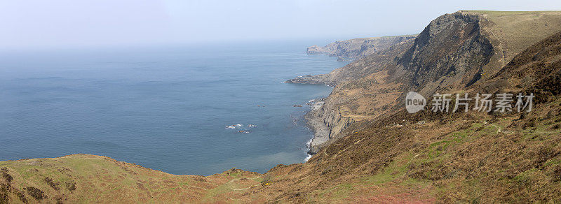 多岩石的海岸线