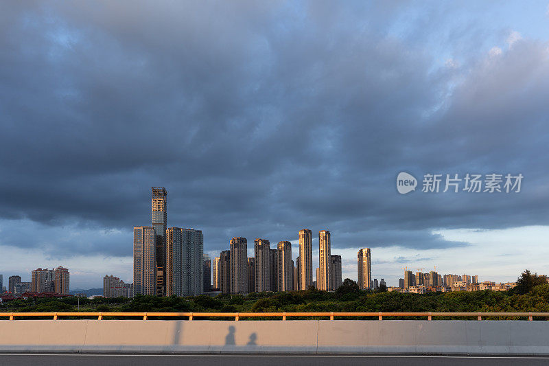 黄昏时空荡荡的高速公路和城市的天际线