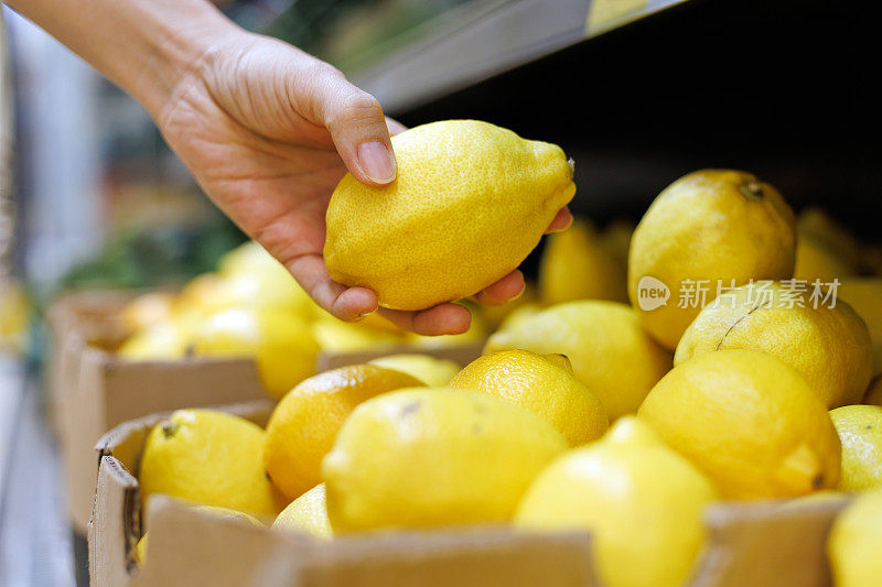 顾客在杂货店选择柠檬关门