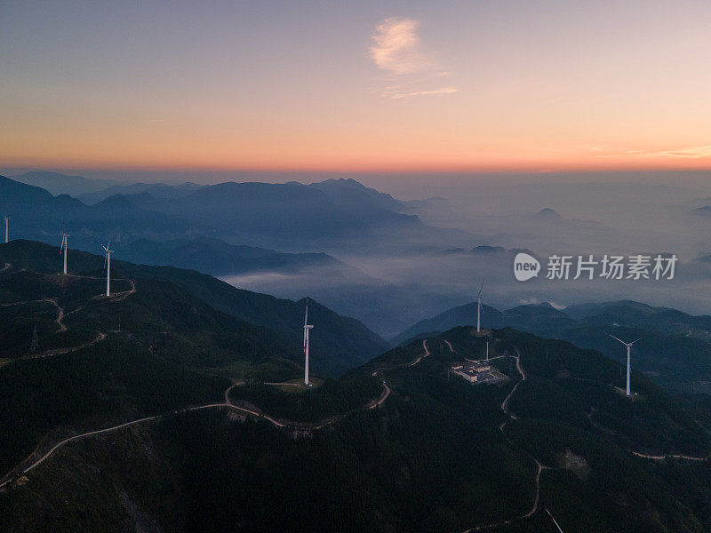 日出时山上的风力，山与山之间的云海