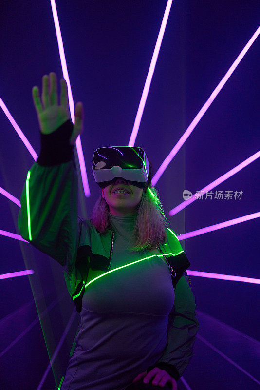 一名女子正在使用虚拟现实头盔进入元世界。