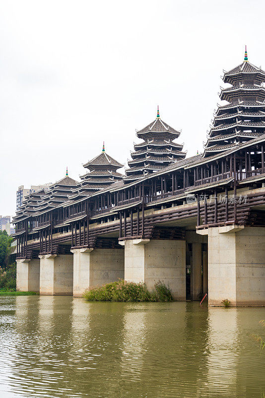 广西传统木结构建筑风雨桥特写