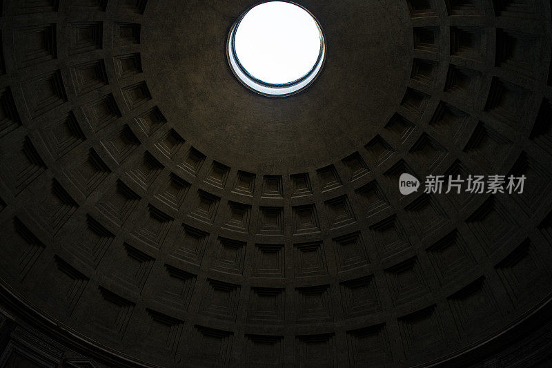 意大利罗马万神殿圆顶天花板的蛙眼视图