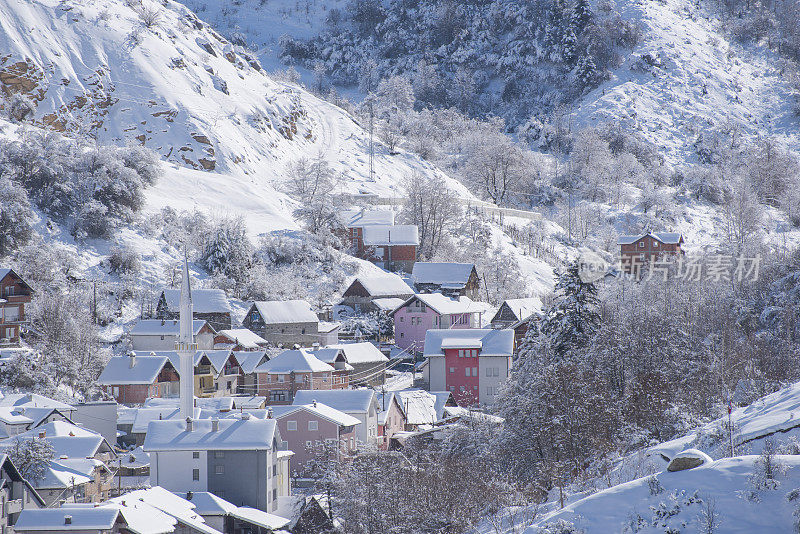 雪下的村庄