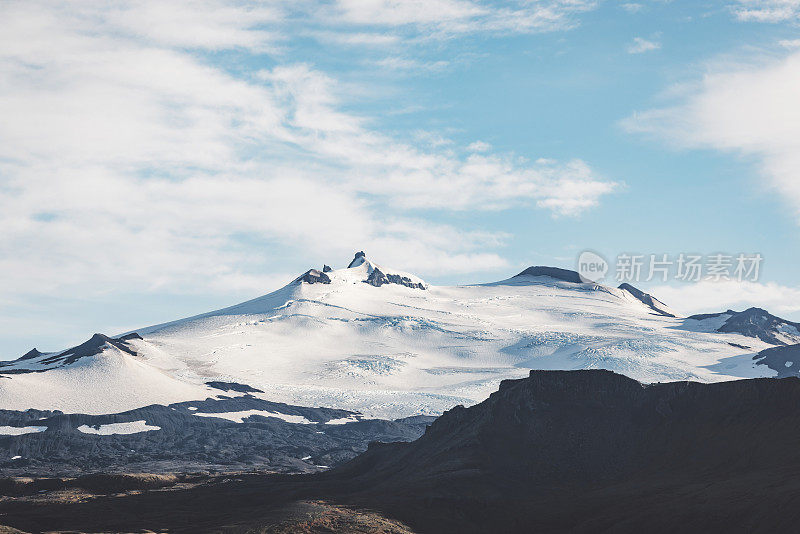 冰雪覆盖的冰岛斯奈费尔火山的白色冰川帽