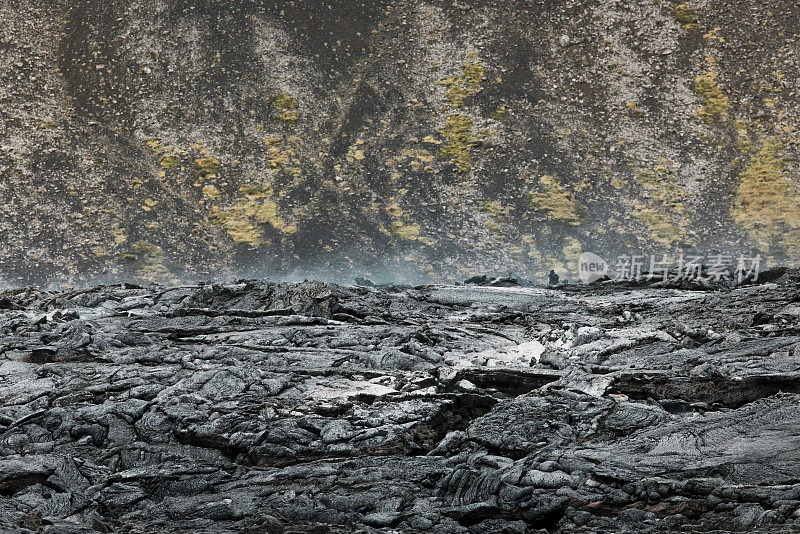 黑色火山熔岩岩石仍然温暖的2022年梅拉达里尔火山爆发-冰岛