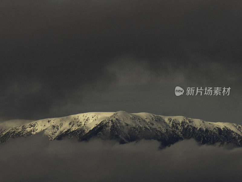 乌云笼罩着雪山