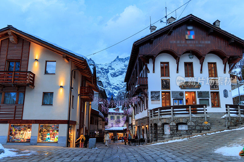 在圣诞期间的Courmayeur主广场