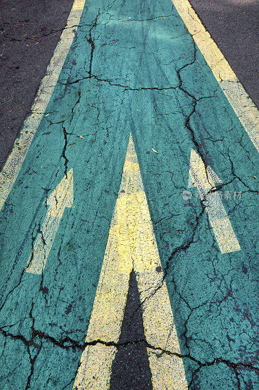 沥青道路上合并箭头标志