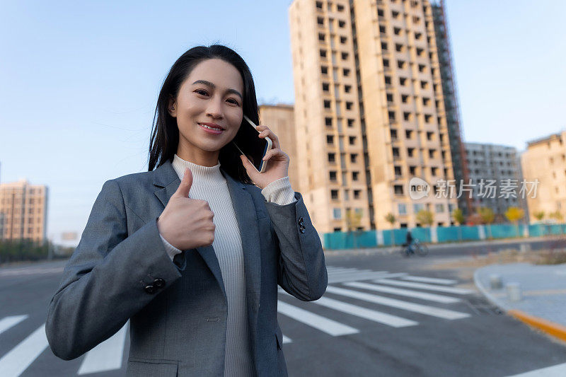 自信美丽的亚洲女商人拿着一个剪贴板