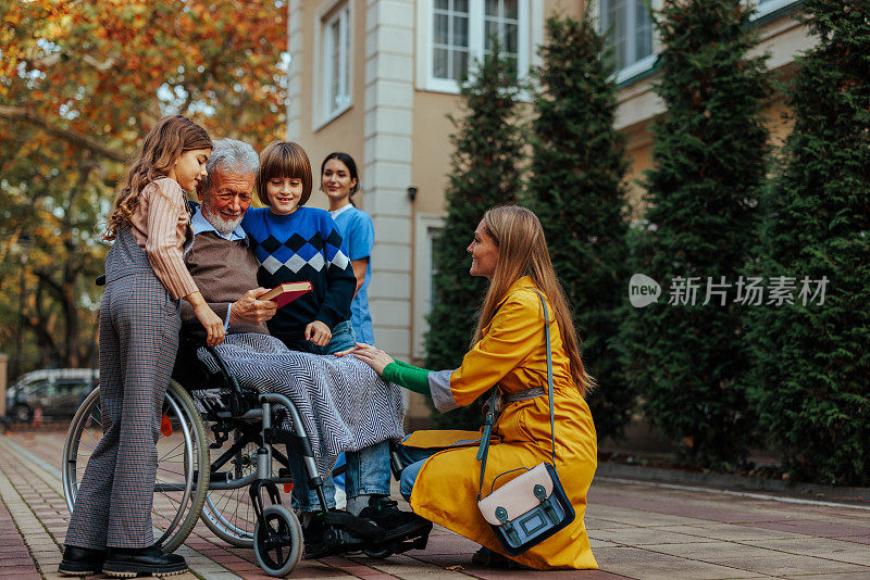 开朗的残疾人，家人住在养老院。