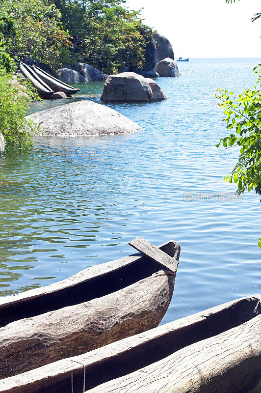 非洲马拉维马拉维湖蒙博岛岸边的木制独木舟