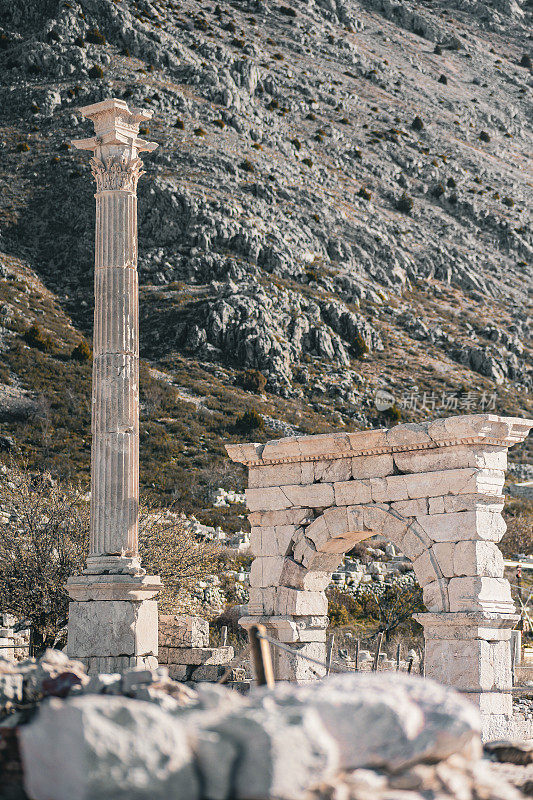 萨加拉索斯古城的安东尼尼法厄姆喷泉，日出时萨加拉索斯古城的鸟瞰图，历史上最重要的罗马遗址，土耳其的热门旅游景点，萨加拉索斯考古遗址