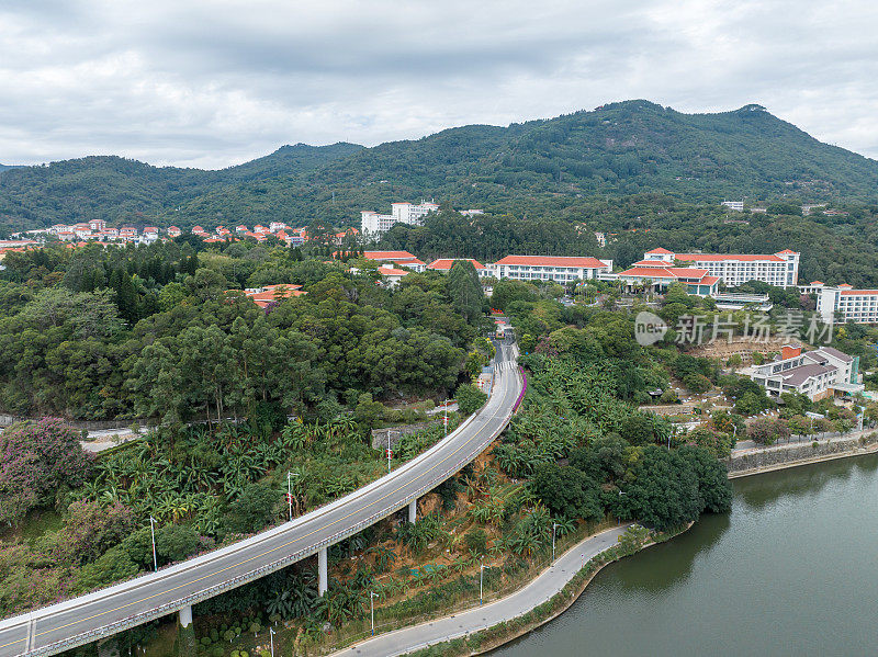 一条蜿蜒的道路通向山上的别墅