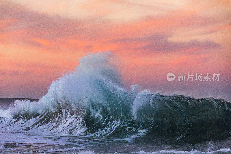 强有力的展示海浪碰撞在戏剧性的光线下产生水爆炸