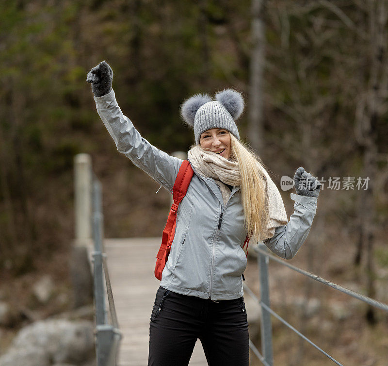 徒步旅行者在徒步旅行中发现了大自然隐藏的美丽