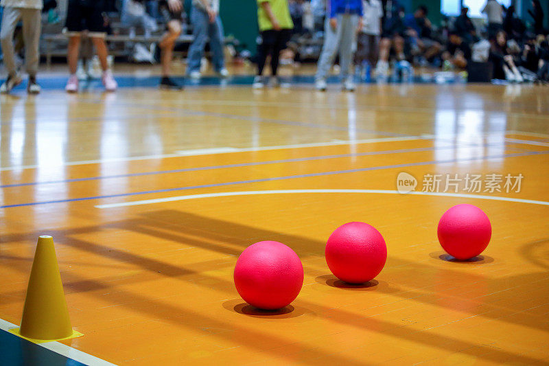 在社区体育中心，蓝色躲避球被放置在起始位置，等待比赛开始(台北内湖体育中心)