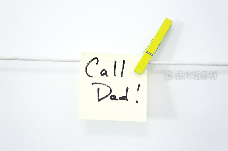 墙上的便利贴提醒:给爸爸打电话!